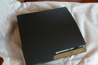 Illustration for article titled PlayStation 3 Slim: The Unboxing, The Up-Close Examination